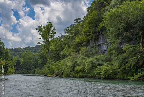 Tableau sur toile river in the forest of the ozarks with limestone bluff