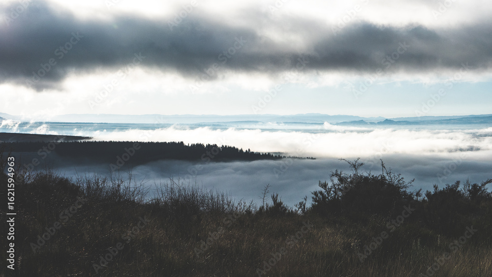 Obraz premium central otago hills covered in fog and low cloud beautiful winter landscape new zealand