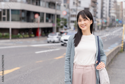 外出する若い女性