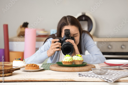 Young female food photograp...