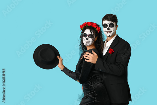 Young couple dressed for Ha...