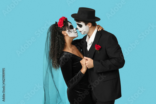 Young couple dressed for Ha...