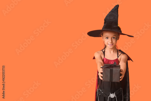 Teenage girl dressed for Ha...