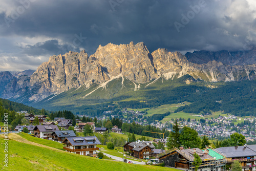 Foto Cortina d'Ampezzo town Italy popular tourist summer and winter resort the capital of italian hiking in the Alps