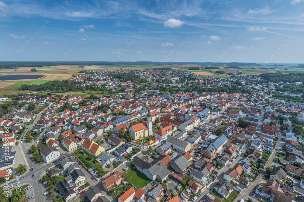 Obraz premium Luftbild des Marktes Kösching im nördlichen Oberbayern im Sommer