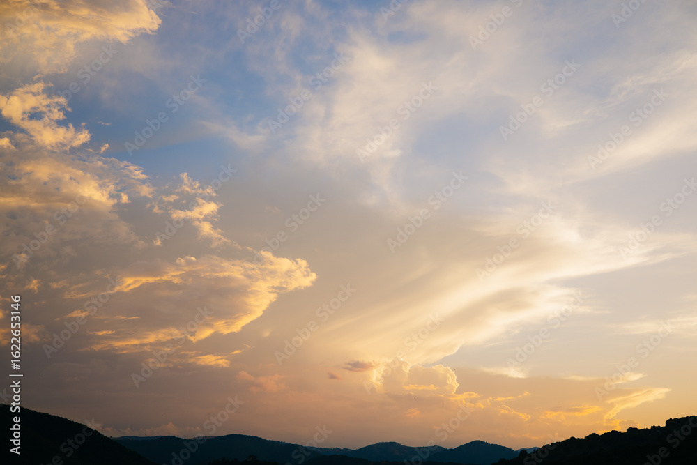 Fototapeta premium Golden clouds painting the sky over venice at sunset