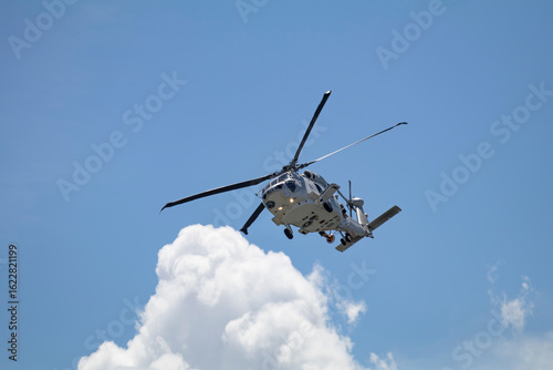 Wallpaper Mural 青空を飛ぶ自衛隊のヘリコプター Torontodigital.ca