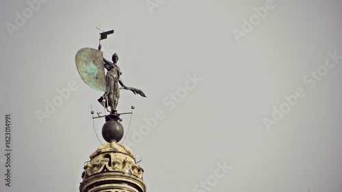 Giraldillo en tonos tierra