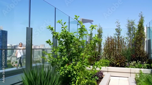 Urban Rooftop Oasis: Lush Garden Views