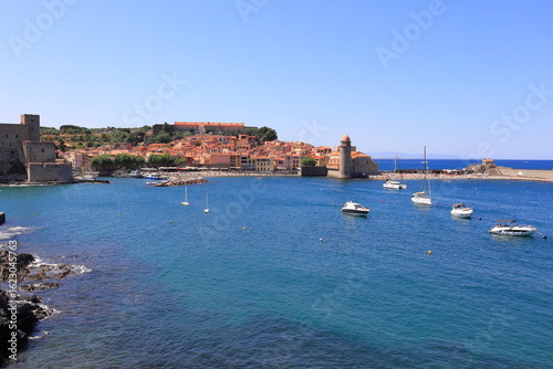 Photos Sunny coastal view of Collioure town, France and Mediterranean sea
