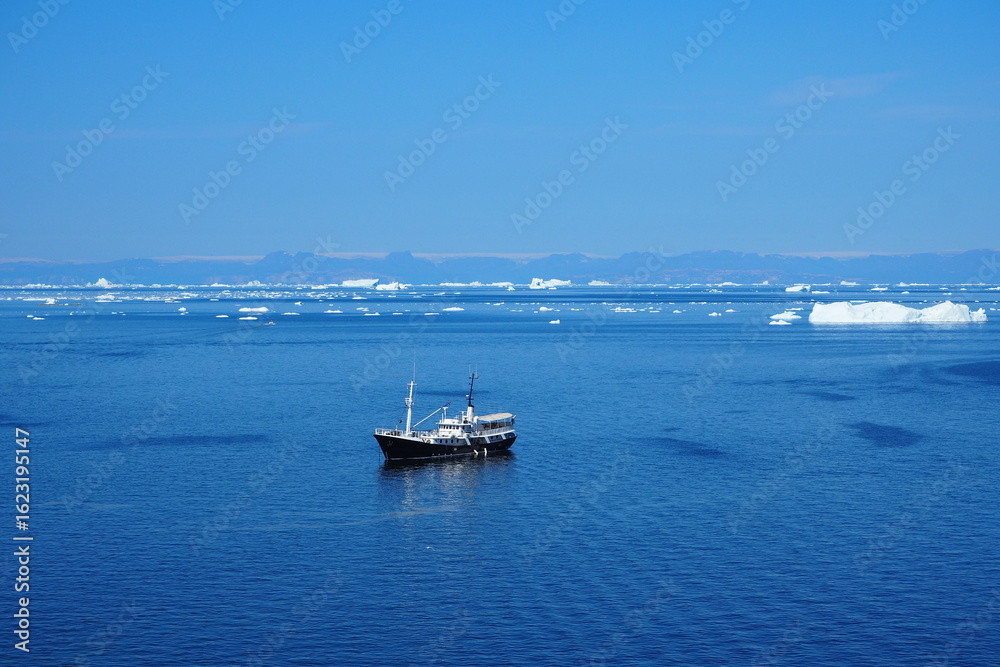 Obraz premium Ship in ice