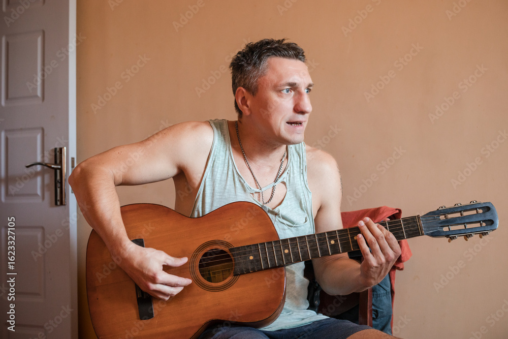 Obraz premium man playing acoustic guitar. guitarist