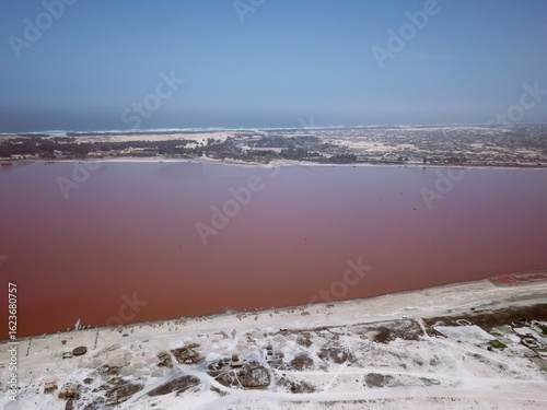 Wallpaper Mural Lac Rose de Dakar avec en premier plan les culture de sel - second plan le lac rose - et troisième plan l'océan Torontodigital.ca