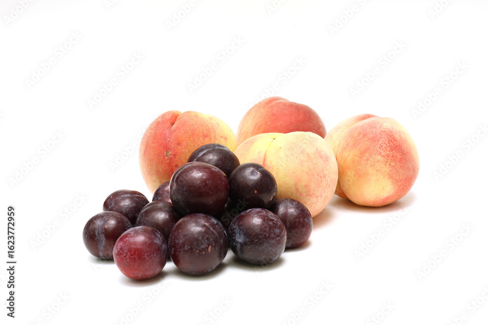 Obraz premium 白背景の桃とスモモ