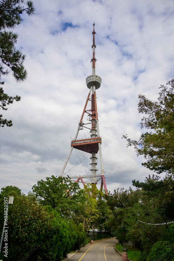 Obraz premium The Tbilisi TV tower, built in 1972, is a landmark. Its lattice design showcases Soviet-era engineering. It offers communication and broadcasts, a city symbol.