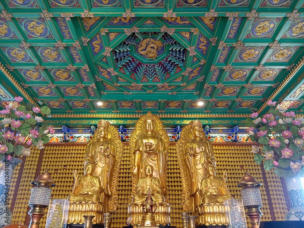 Obraz premium The golden Buddha image stands out among the many Buddha images in the Ten Thousand Buddhas Temple.
