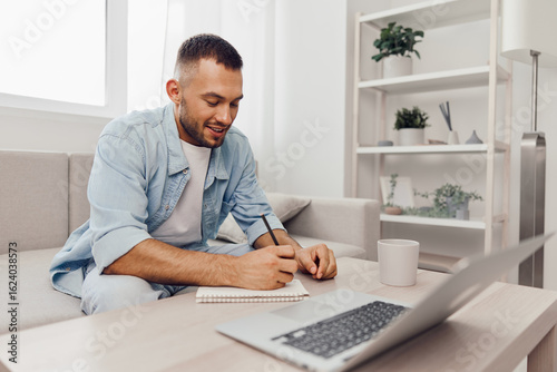 Fotografie A focused man writing in a notebook, reflecting on his career pivoting and emotional minimalism while embracing the mindfulness of solo living and soft masculinity