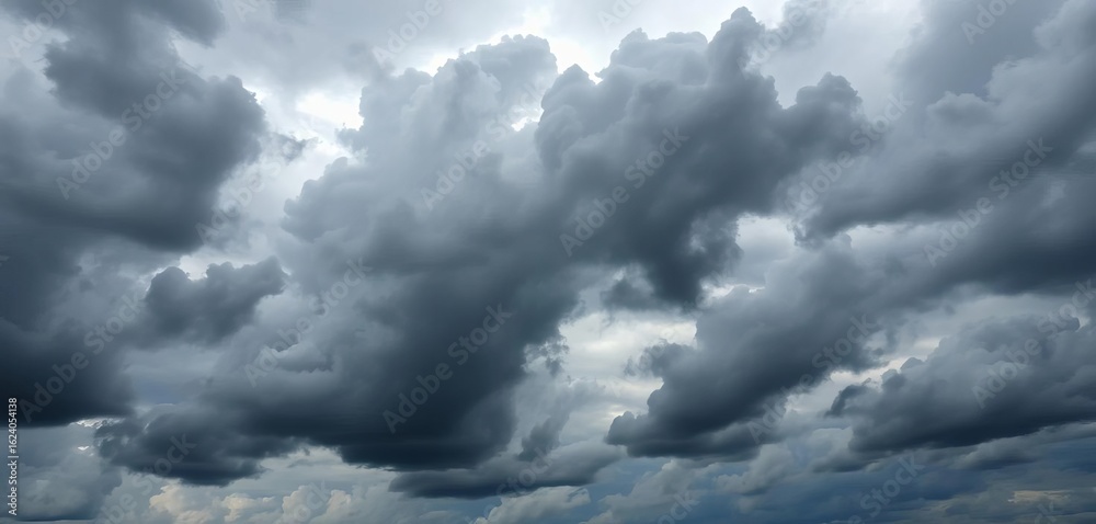 Obraz premium Dark, brooding sky filled with dramatic clouds, ample copyspace, meteorology, intense