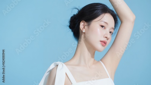 腕を上げてポーズをとる美しい女性