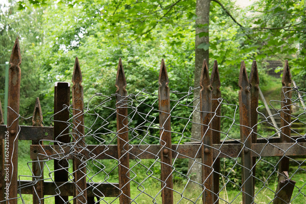 Obraz premium Abandoned Spike and Chain Fence