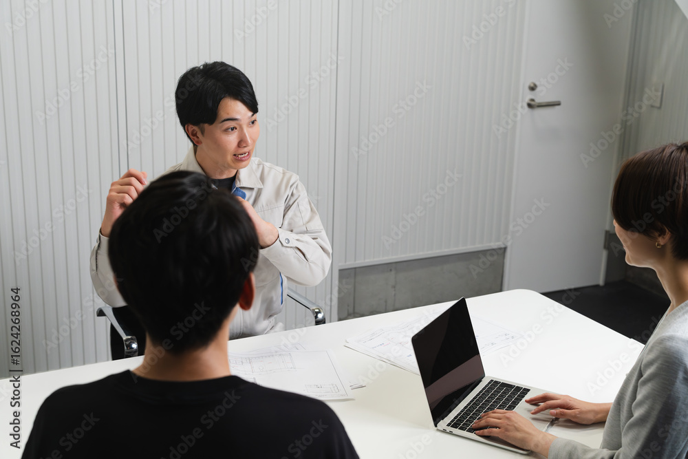 Obraz premium 建築士と話し合う建築現場の監督 建築イメージ