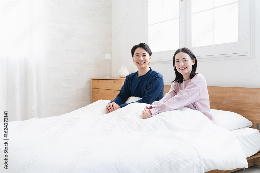 Obraz premium 気持ちよく目覚める若い男性と女性 ライフスタイルイメージ
