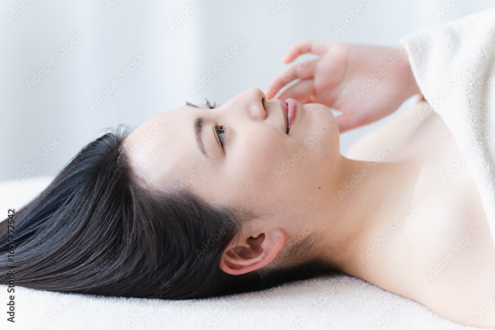 エステティシャンに施術を受ける若い女性 ビューティイメージ エステティシャンに施術を受ける若い女性 ビューティイメージ