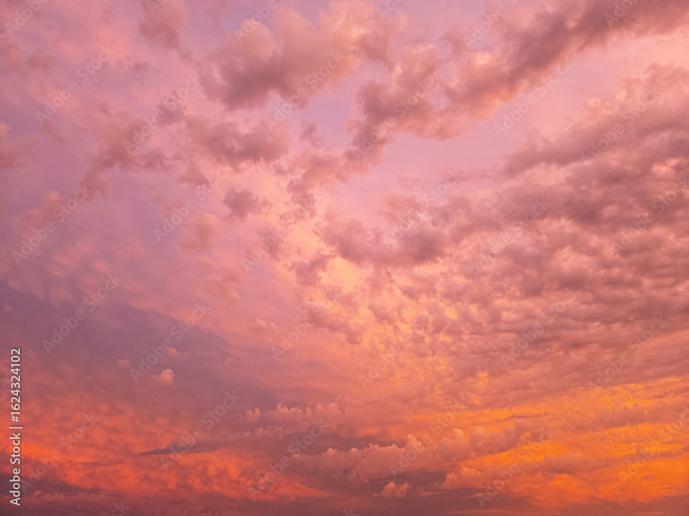 Fototapeta premium Bunter Himmel mit rosa Wolken bei einem wunderschönen Sonnenuntergang, Hintergrund