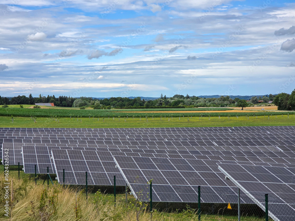Wolken ziehen am sonnigen Himmel über Solarfeld, Photovoltaikanlage am Ammersee, Bayern, Deutschland, Europa Wolken ziehen am sonnigen Himmel über Solarfeld, Photovoltaikanlage am Ammersee, Bayern, Deutschland, Europa