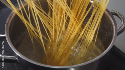 パスタを茹でる