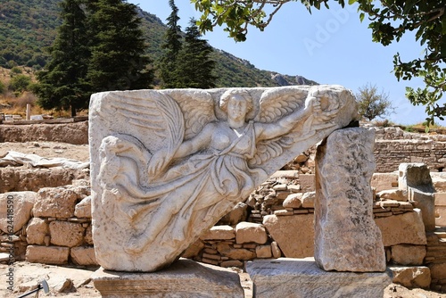 Foto Nike relief in Ephesus ruins