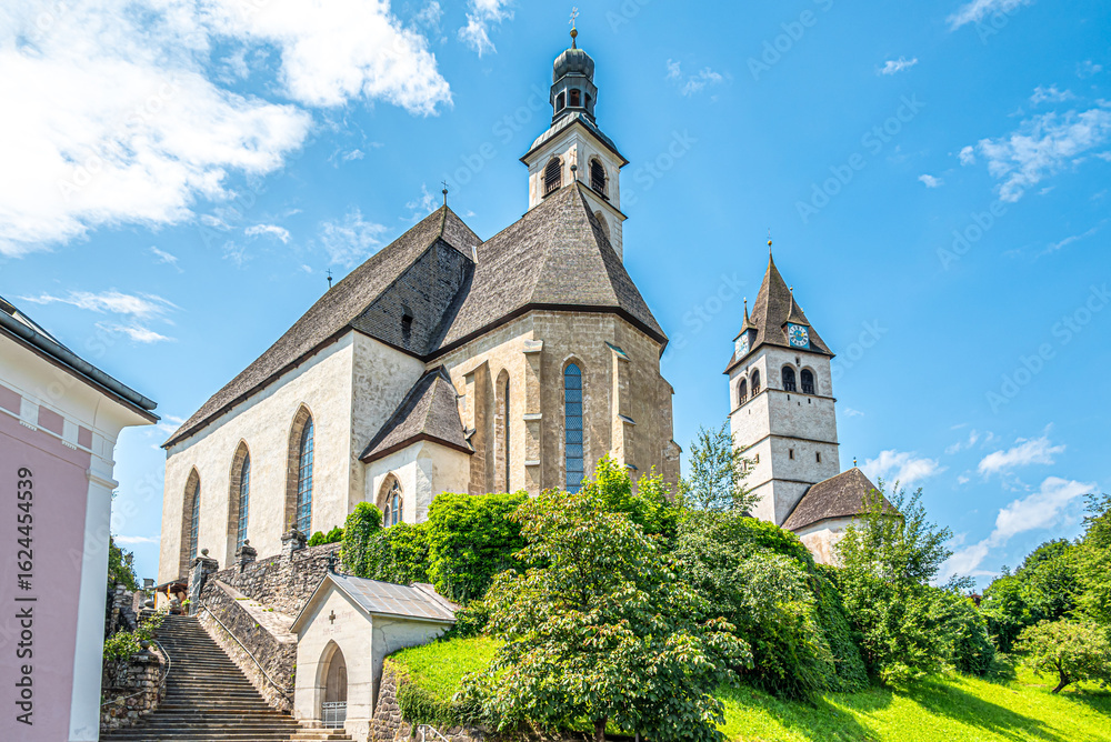 Naklejka premium View at the Church of Saint Andreas in the streets of Kutzbuhel in Austria