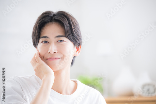 Φωτογραφία Middle male who feels skin moisture Moisturizing skin care close-up