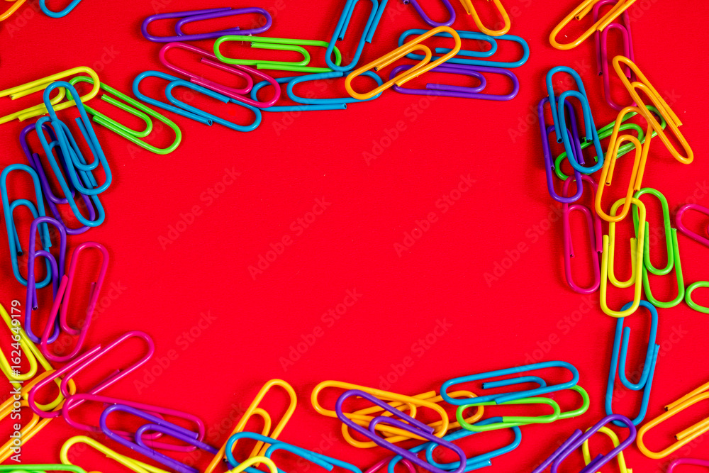 Fototapeta premium Clips fluorescentes de colores sobre fondo rojo