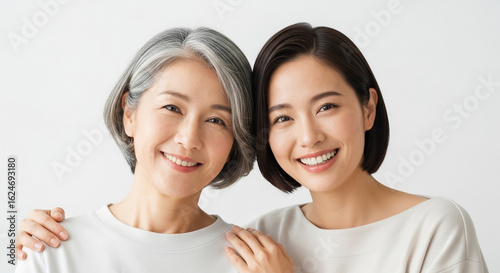 信頼と愛情を感じさせる母娘のポートレート