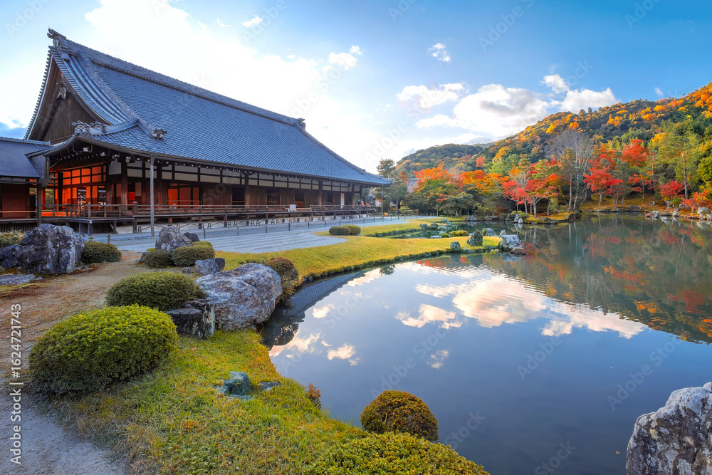 Obraz premium Scenic view of Tenryuji temple with beautiful foliage in autumn in Kyoto, Japan