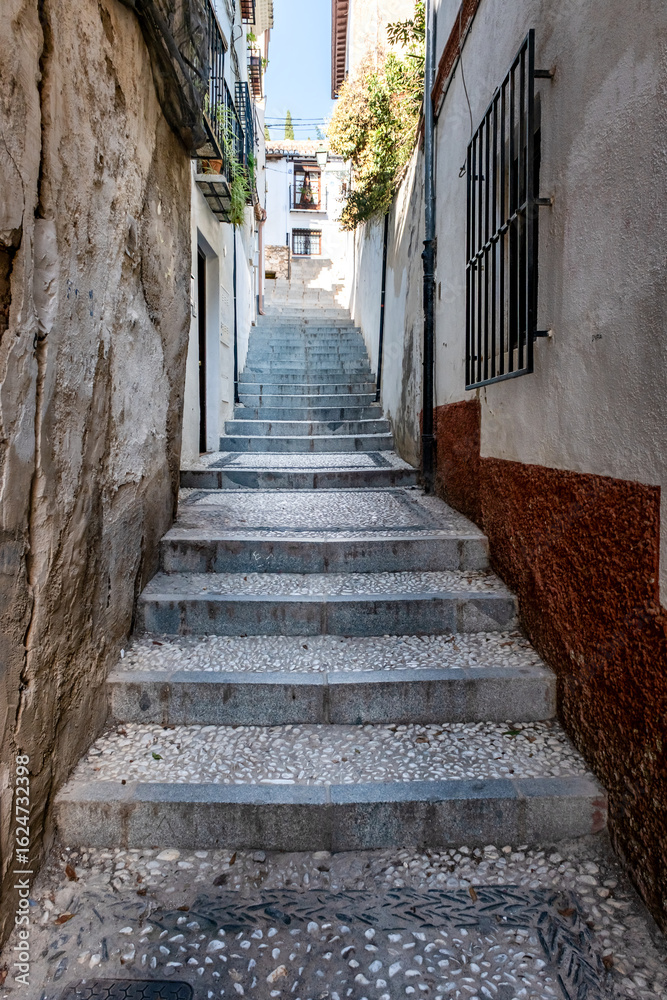 Obraz premium Streets and old buildings of Granada in Andalusia (Spain). El Albaicin (or Albayzin). View of the streets and old buildings of Granada historic city of Andalusia (Spain).