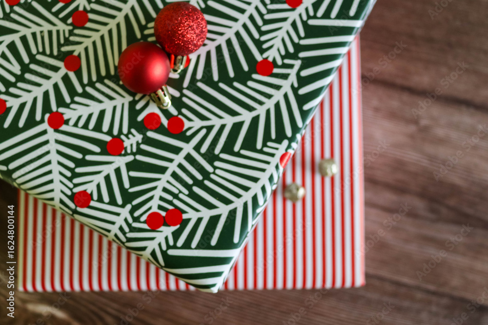 Obraz premium Stacked Christmas gifts with red and white ornaments