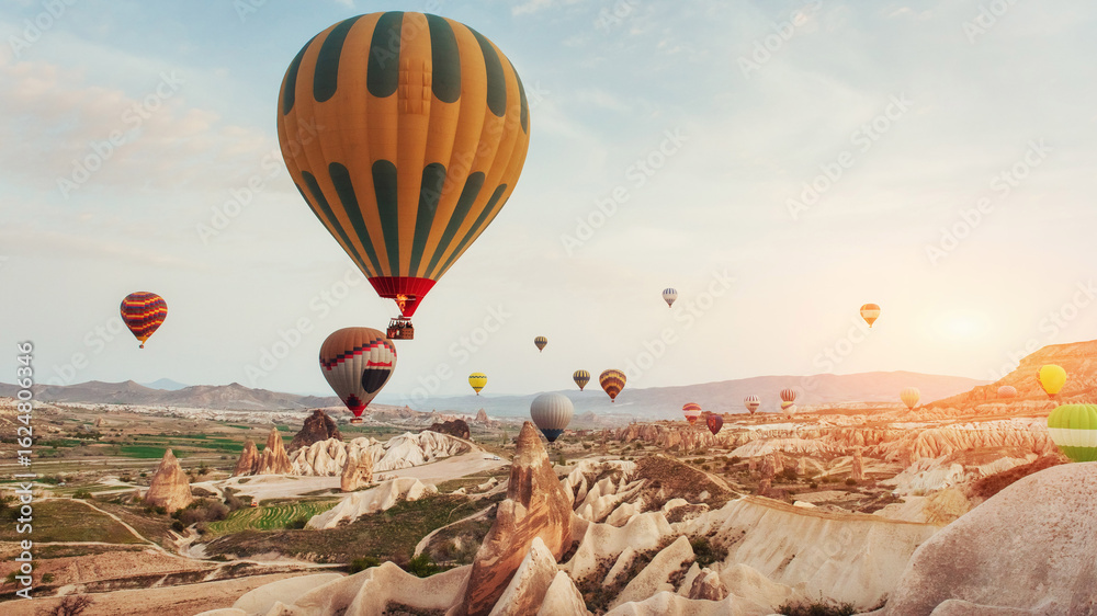 Obraz premium Amazing sunset over Cappadocia. Beautiful color balloons. Turkey