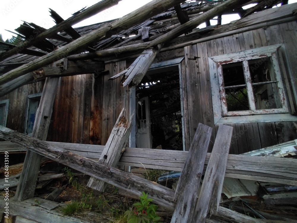 Obraz premium A crushed wooden house