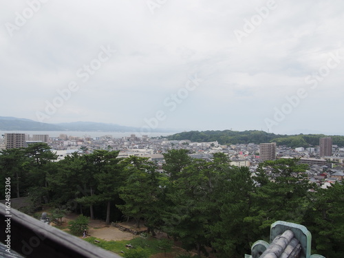 霞む湾岸都市と緑のパノラマ