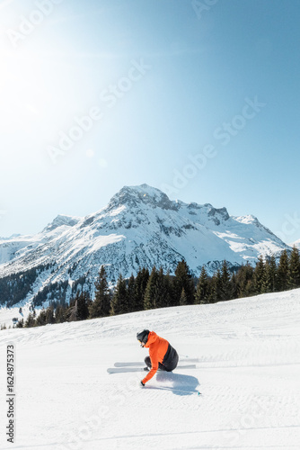 Tablou pe pânză Skier on Piste with Omeshorn in the Background