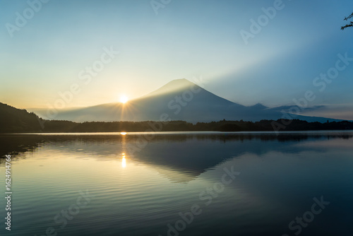 田貫湖の水面に映る朝の富士山