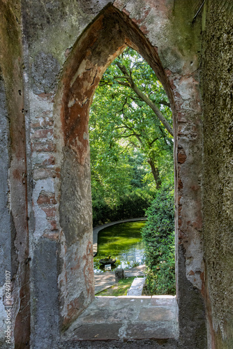 Scorcio di uno dei laghetti interni al Parco Giardino Sigurtà