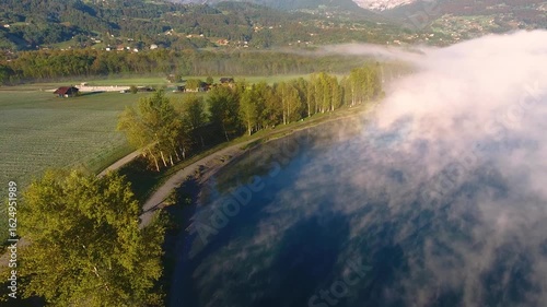 Vue aérienne par drone d'un lac en Haute-Savoie face au Mont-Blanc – Vidéo Drone 4K en été