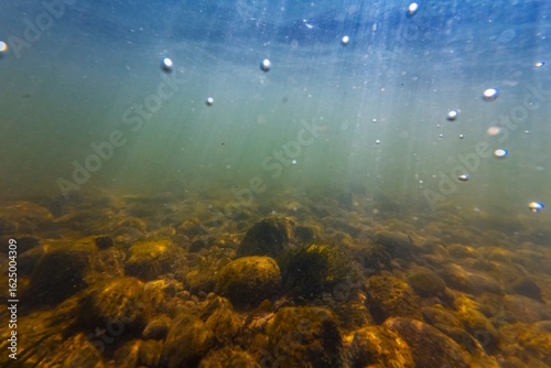 Foto poor visibility fast flow murky water, organic particle silt sediment pebble sub