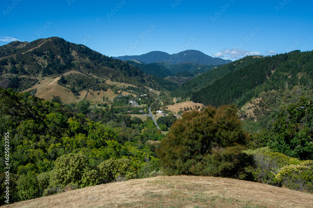 Naklejka premium Scenic Hills and Valleys Under a Blue Sky