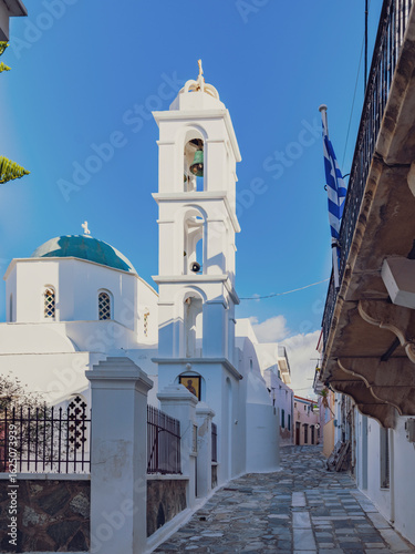 Fototapeta Naklejka Na Ścianę i Meble -  white church and old street in Greece 