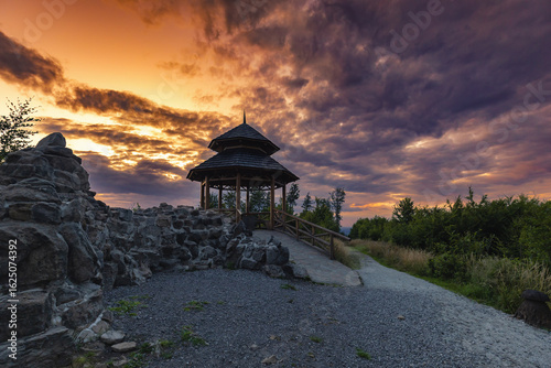 Fototapeta Naklejka Na Ścianę i Meble -  Zachód słońca w górach, drewniana altana, Kozia Góra (Stefanka), widok na niebo, burzowe chmury, krajobraz	
