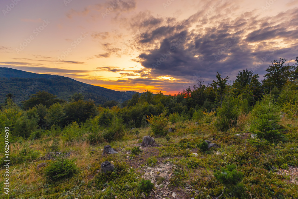 Naklejka premium Zachód słońca w górach, Kozia Góra (Stefanka), widok na kolorowe niebo, burzowe chmury, krajobraz